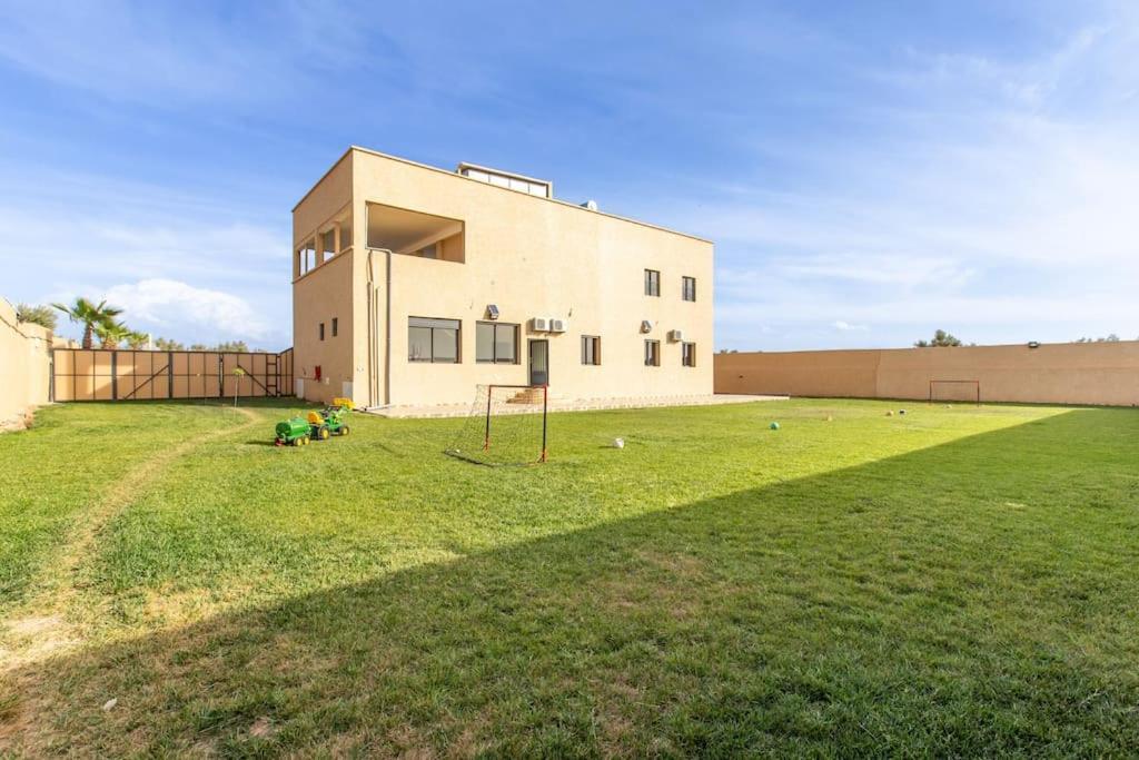Vista , Piscine 22m , Jeux Jardins , Terrain Squash *