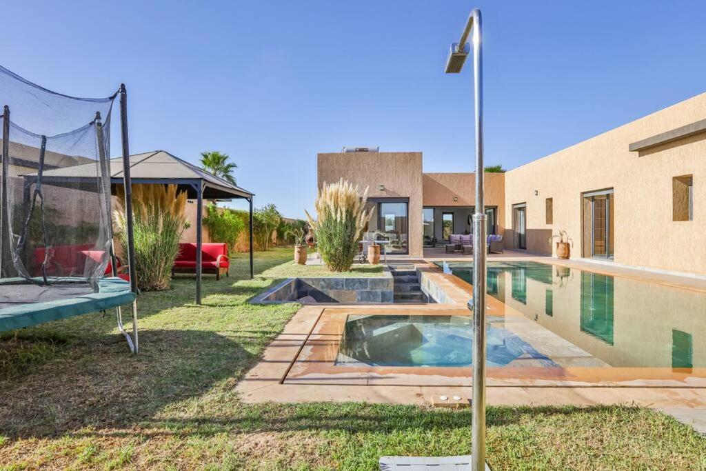Sakina, Piscine Chauffee, Ping-pong, Cuisiniere