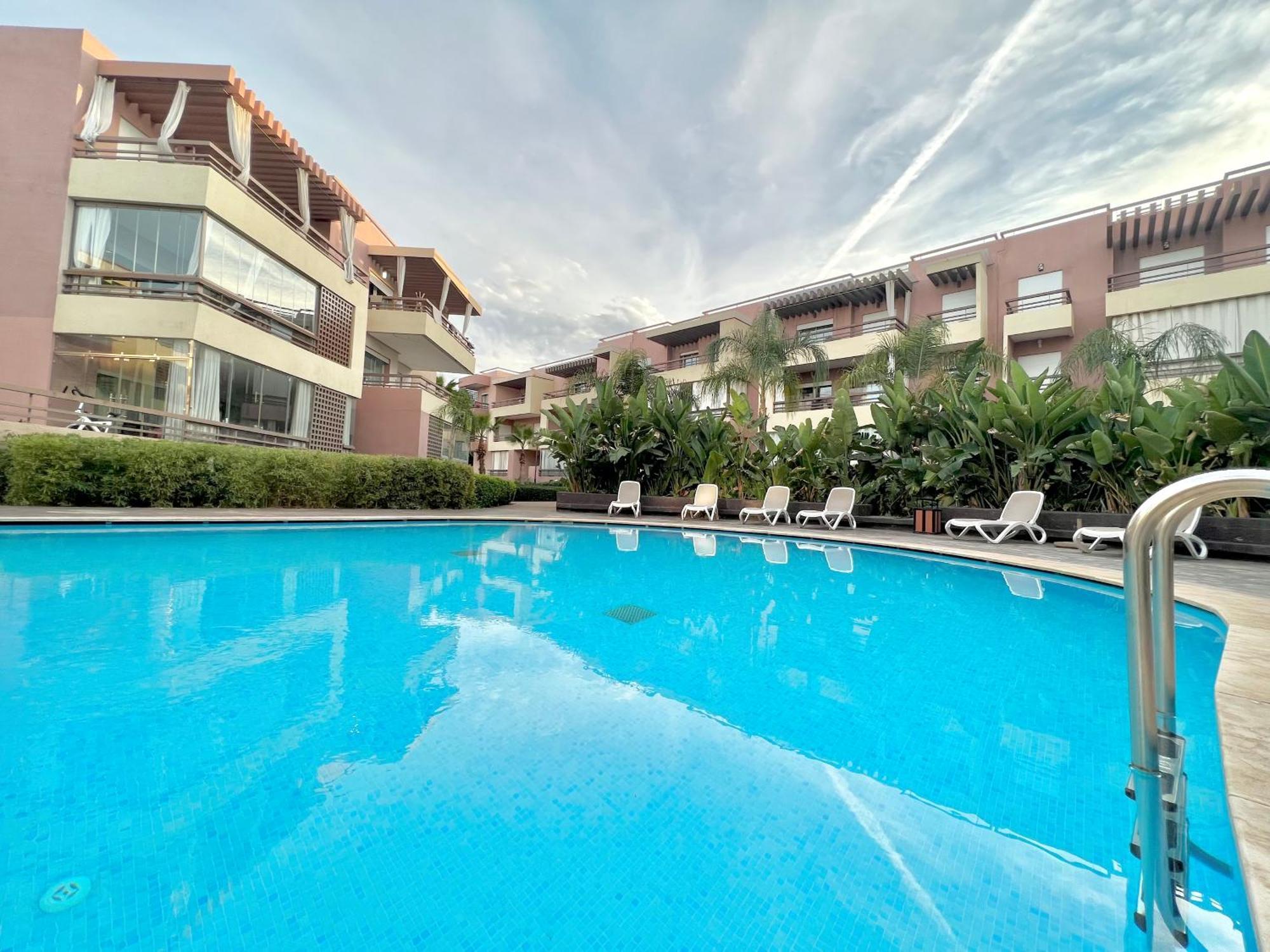 Garden -charmant Pool View Apartment