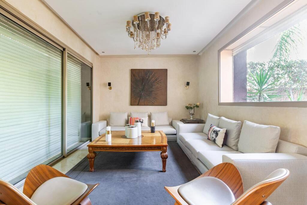 Escape To Luxury: 4 Bedroom On Golf Course *