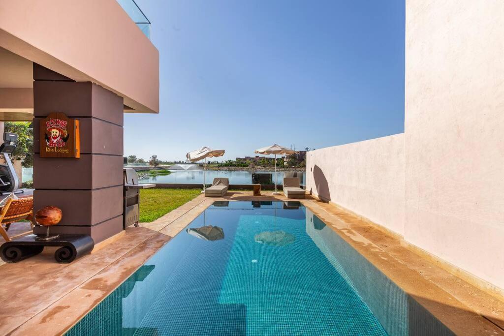 Escape To Luxury: 4 Bedroom On Golf Course