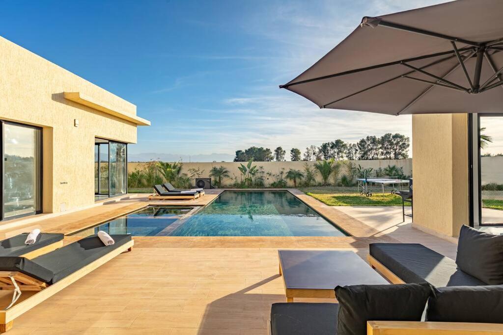 Victoria, Piscine Chauffee, Sans Vis A Vis