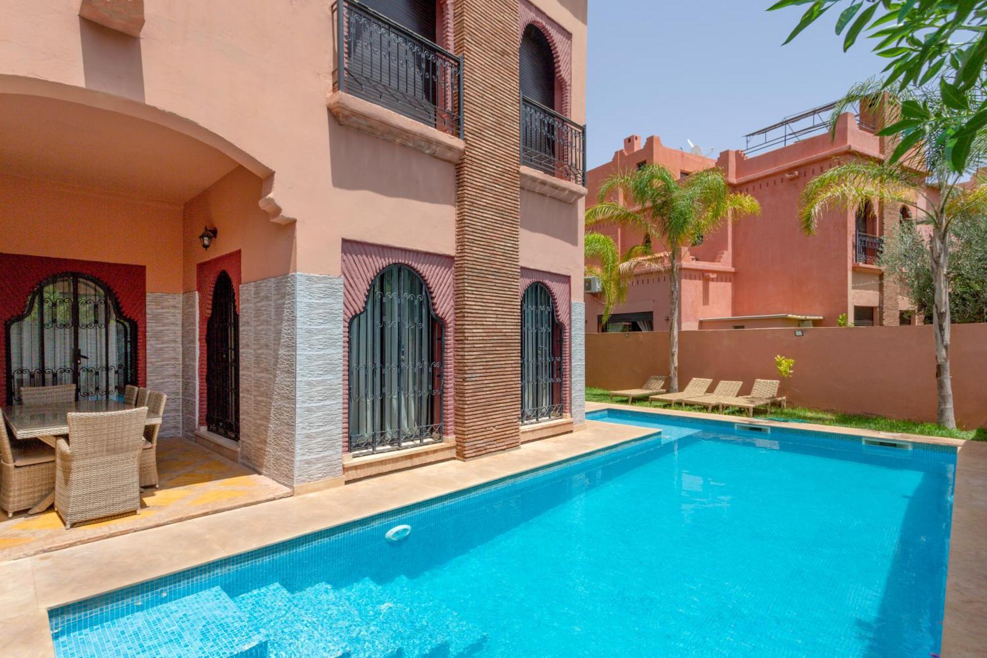 Magnifique De 320 M2 Avec 2 Piscines
