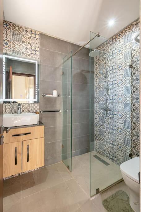 Leila,piscine , Grand Jardin, Jeux , Cuisiniere Villa *