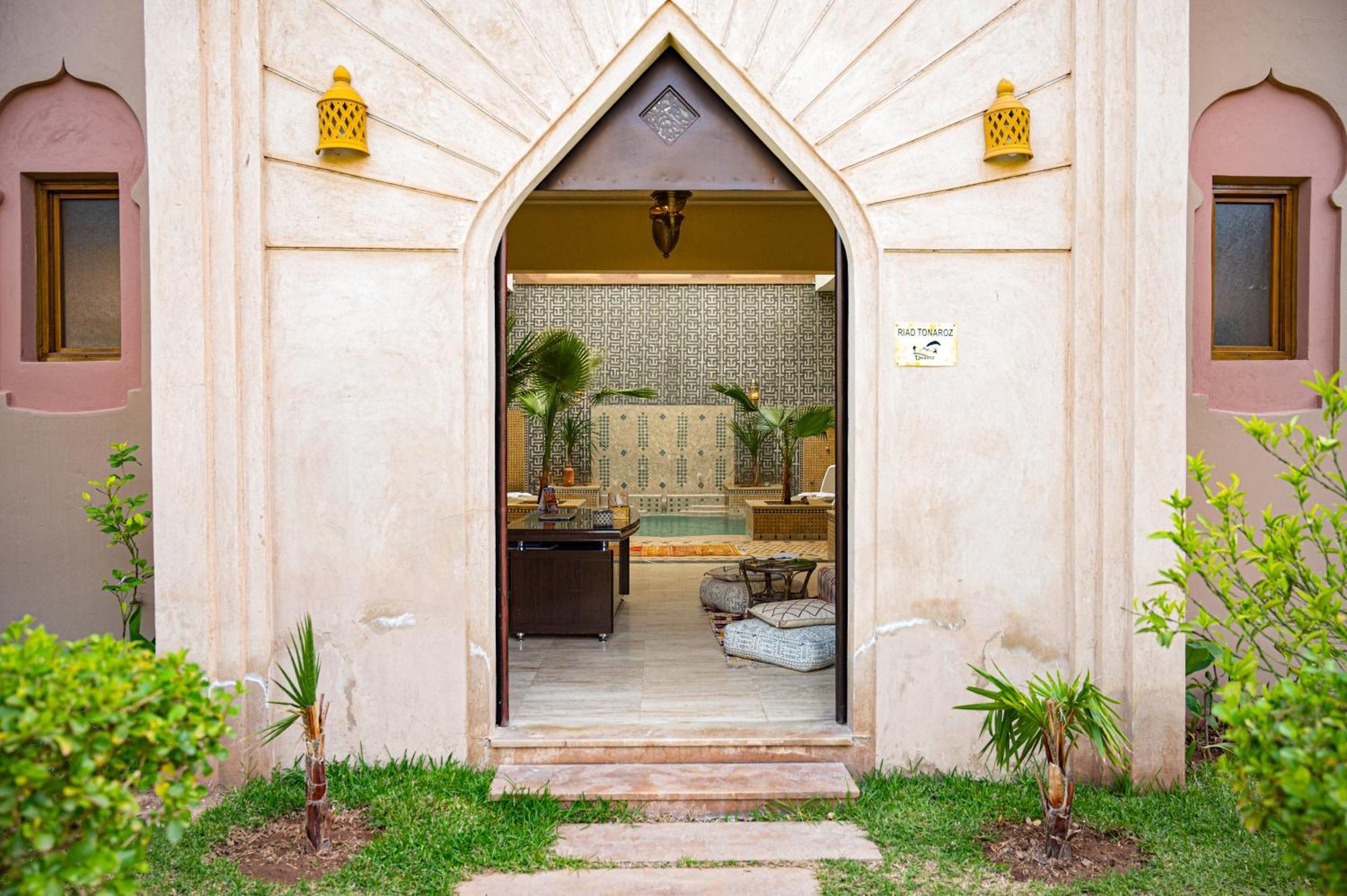 Tonaroz Riad *