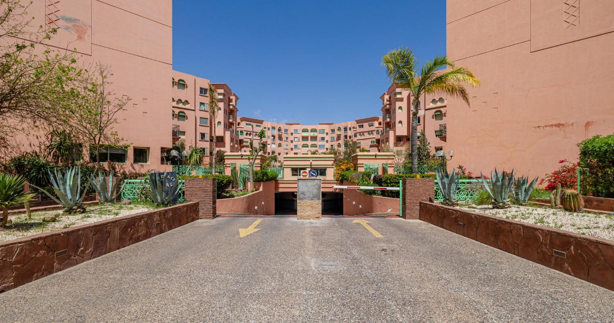 Apartment Charming 2-bed Oasis Pool View *