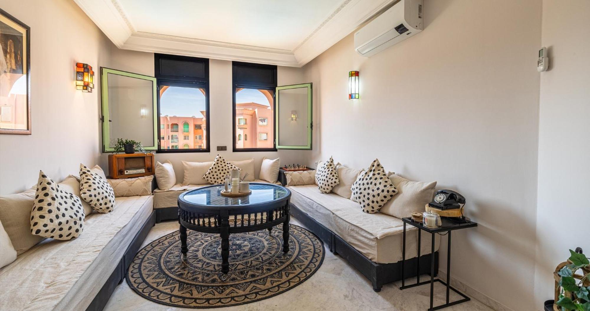 Apartment Charming 2-bed Oasis Pool View