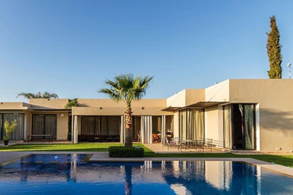 751, D'architecte, Cuisiniere, Piscine Chauffee Et Services *