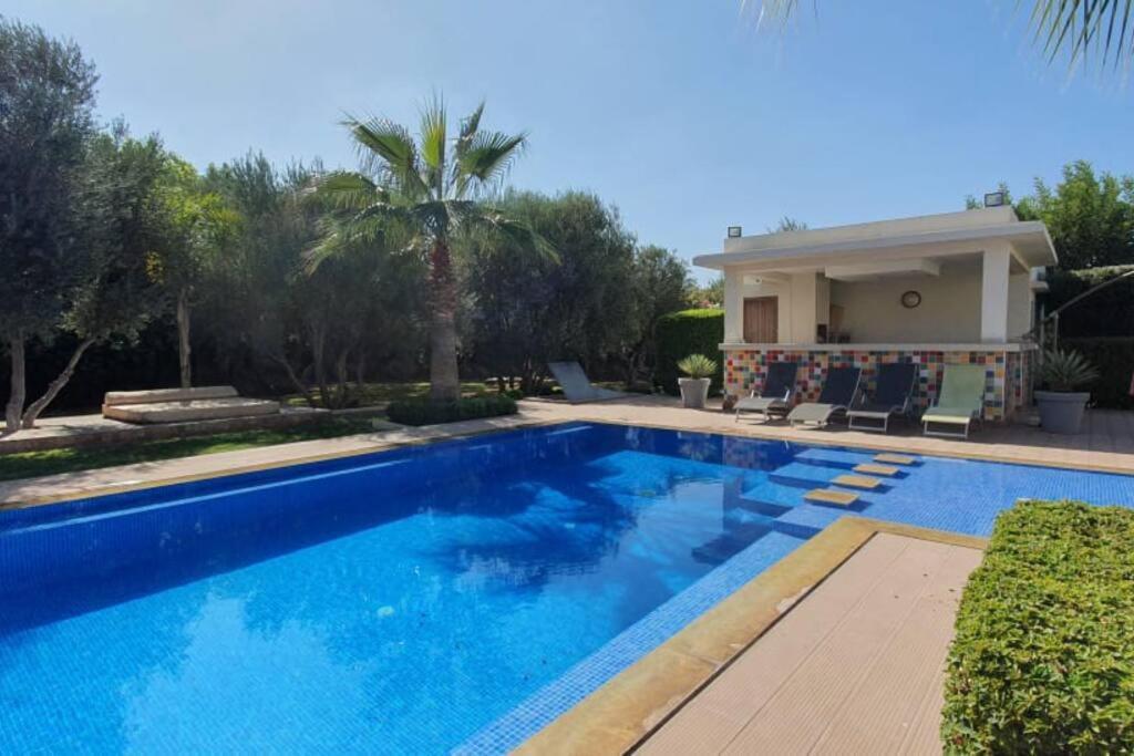 751, D'architecte, Cuisiniere, Piscine Chauffee Et Services *
