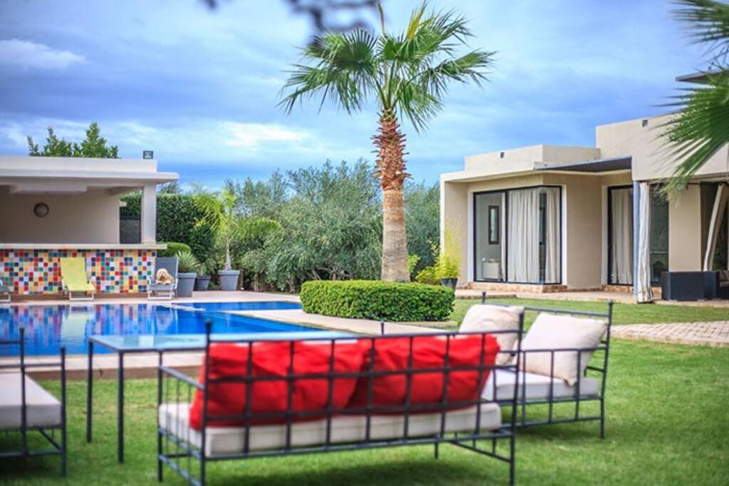 751, D'architecte, Cuisiniere, Piscine Chauffee Et Services