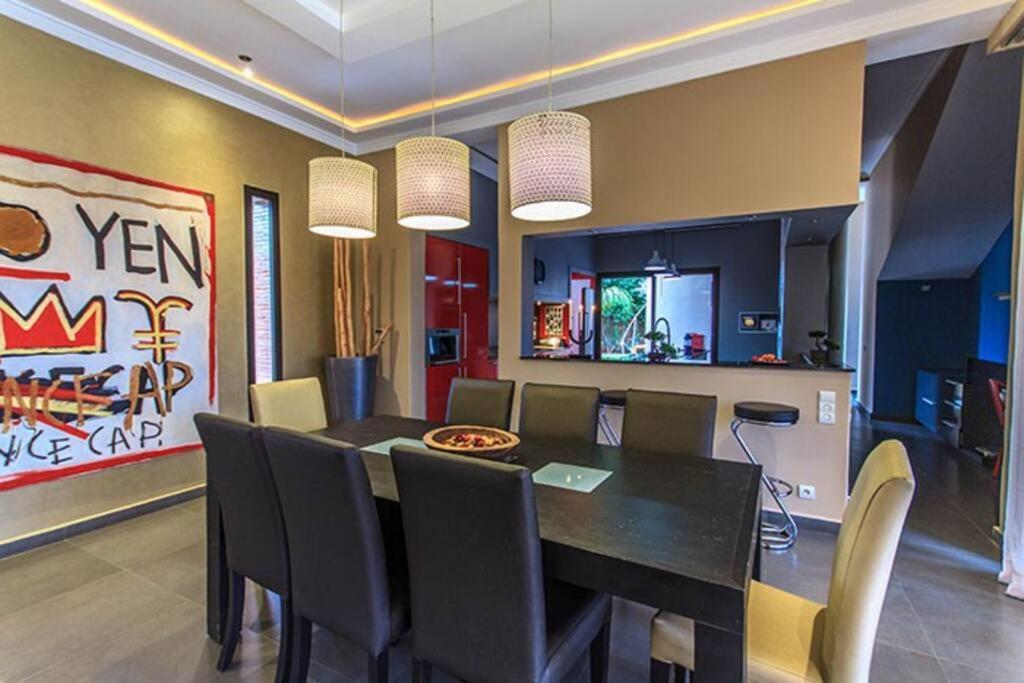 751, D'architecte, Cuisiniere, Piscine Chauffee Et Services Villa