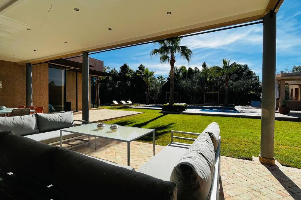 Villa 751, D'architecte, Cuisiniere, Piscine Chauffee Et Services *