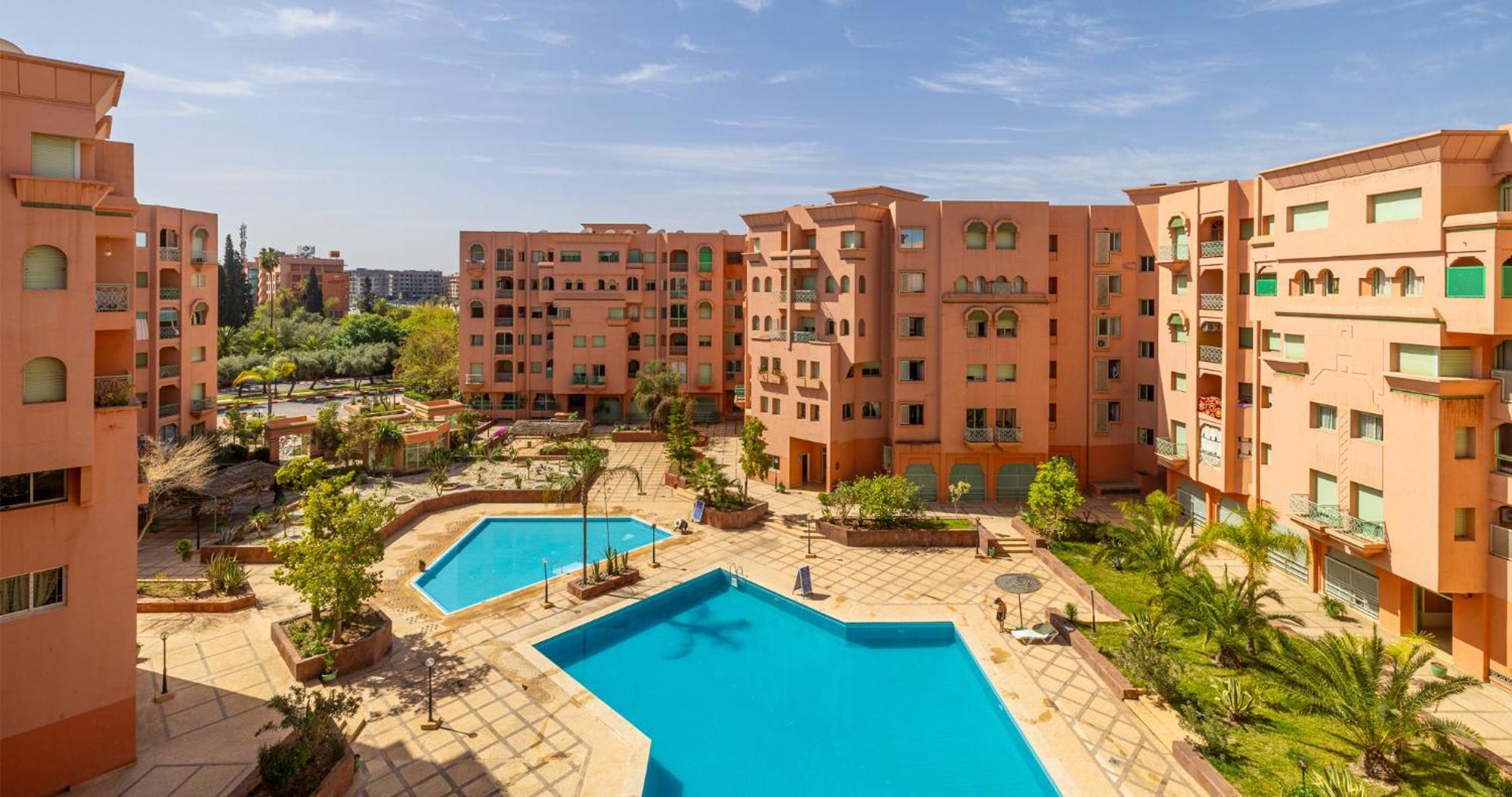 Charming 2-bed Oasis Pool View Apartment