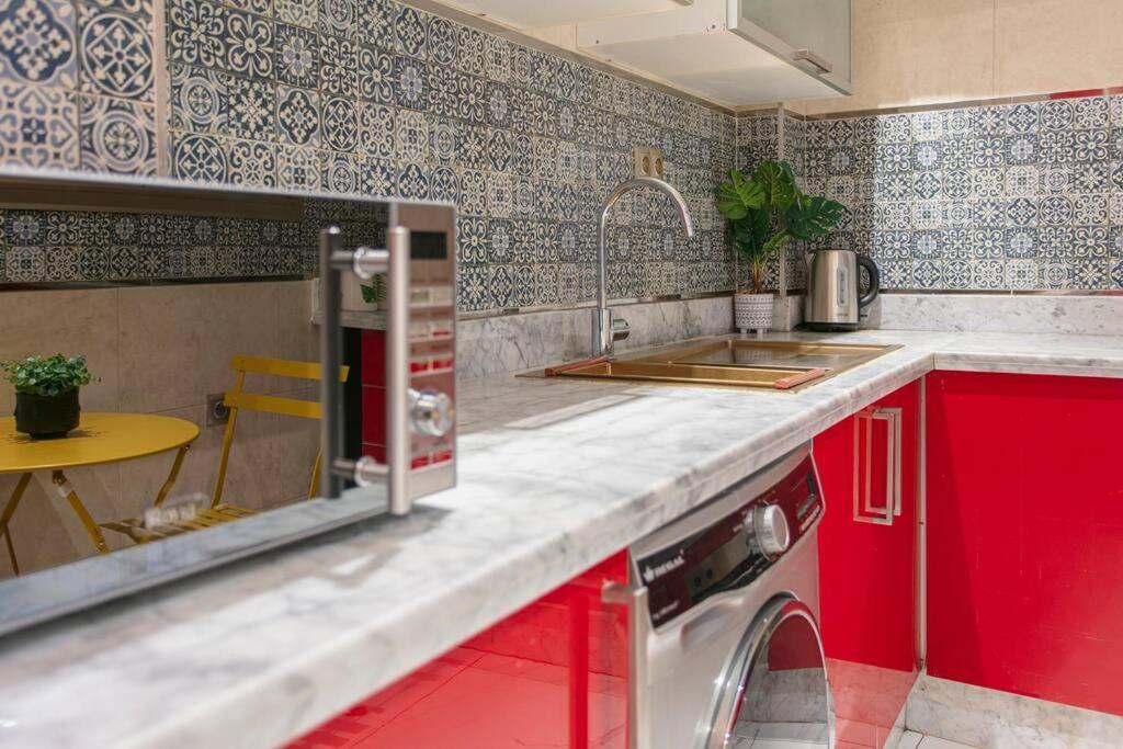 Red Rendezvous - Downtown Apartment *