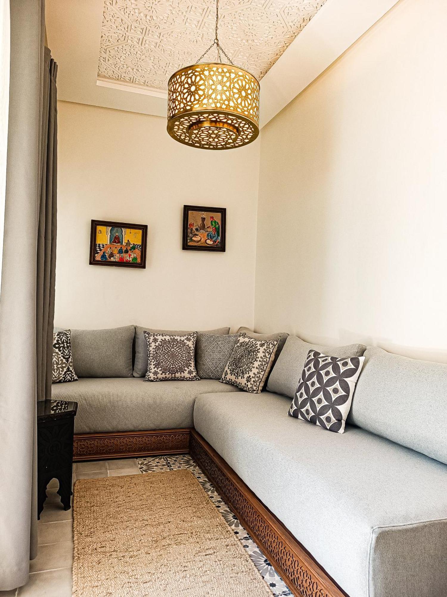 Jalina Riad *