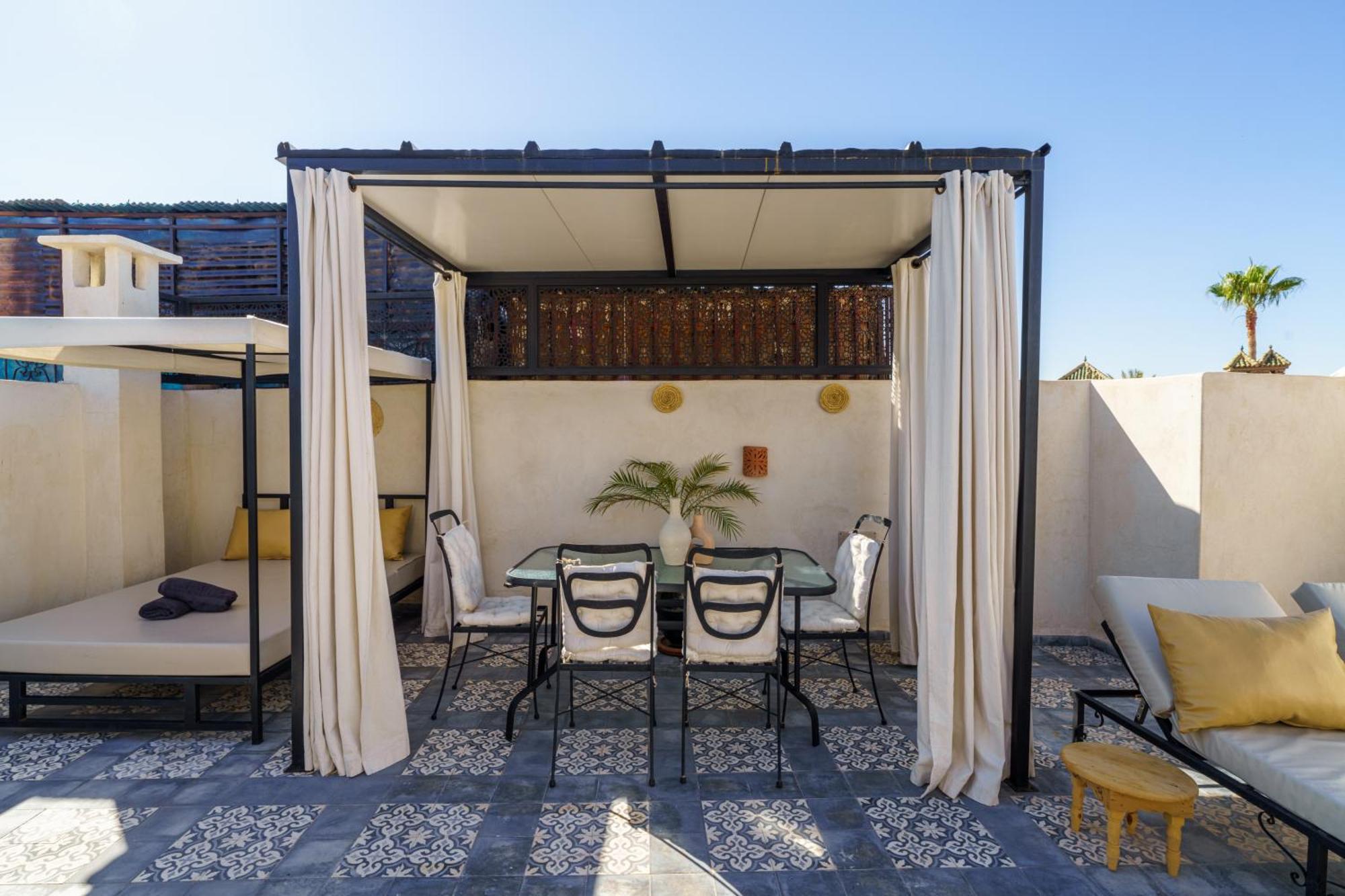 Riad 4 Chambres - Piscine & Petit Dejeuner Gratuit - Wifi Fibre Optique * Marrakesh