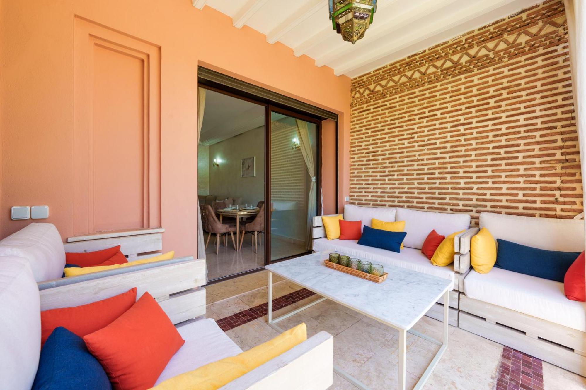 Chill On The Oasis Poolside Luxury