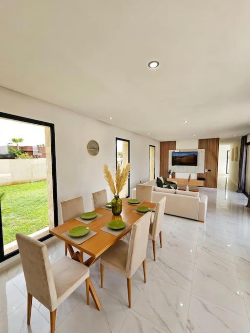 Hanaine, Piscine Cuisiniere Villa