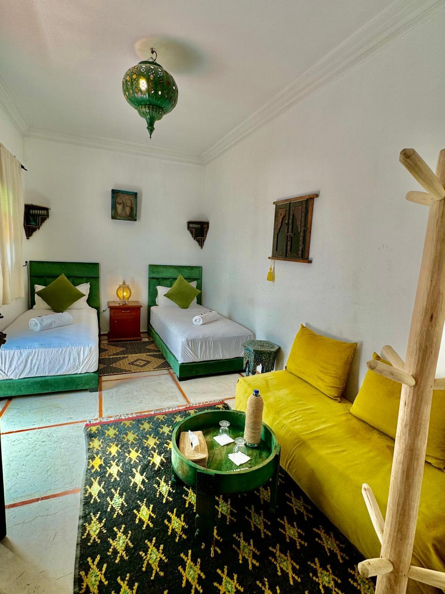 Riad Iklil Riad *
