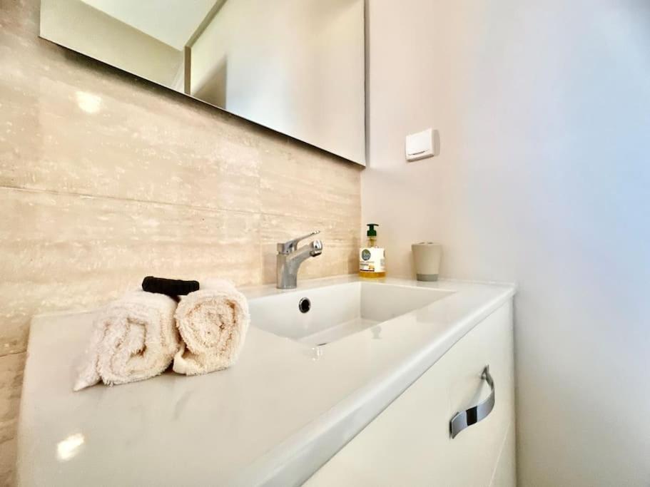 Spacieux Et Moderne Avec Vue Sur Montagne Et Piscine Apartment *