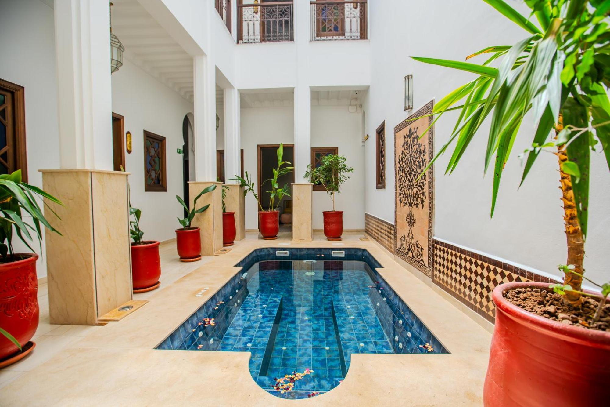 Guest house Mandana & *