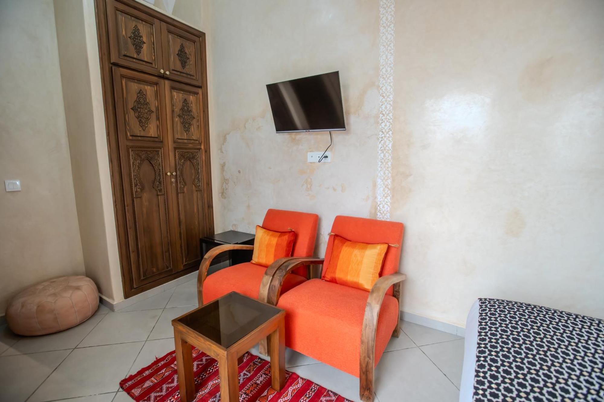Guest house Mandana & *