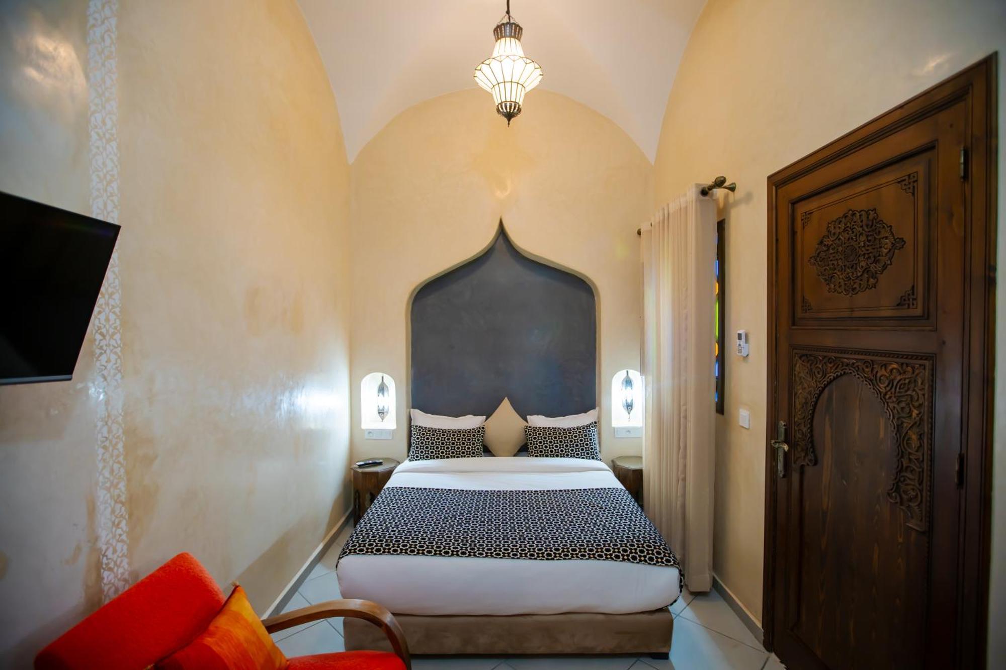 Guest house Mandana & *