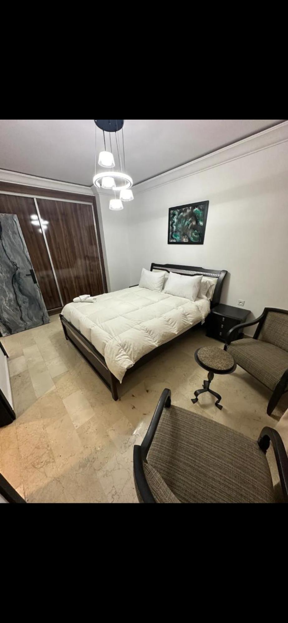 Modern, Cozy Apt-prime Location