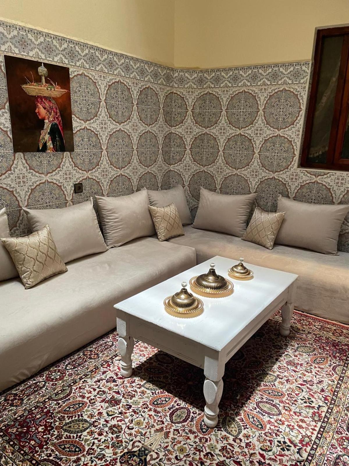 Near Airport - Pool- Terrace- Airco-parking-wifi Appartement *