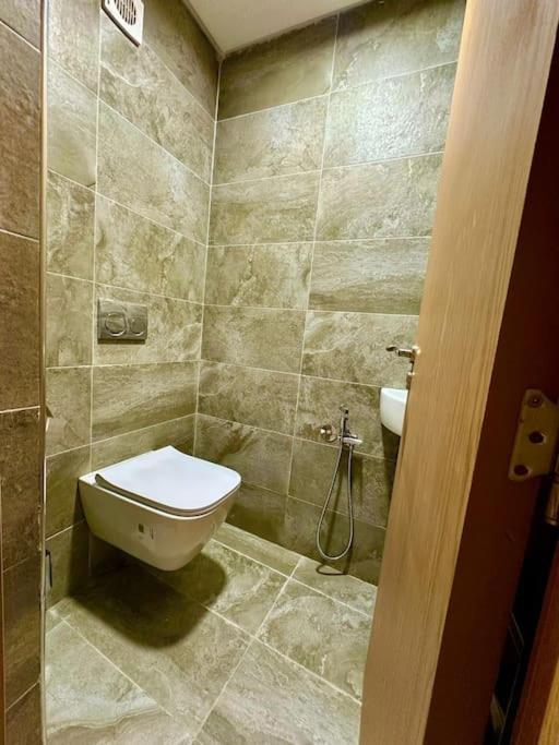 Quiet Two Bedroom 5 Min From The Airport Apartment