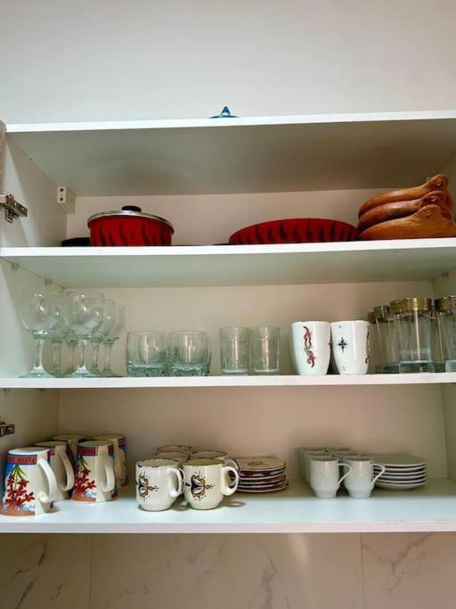 Quiet Two Bedroom 5 Min From The Airport Apartment