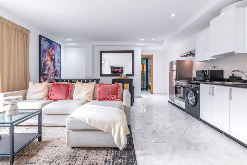 Fun-filled Luxury Center Apartment *