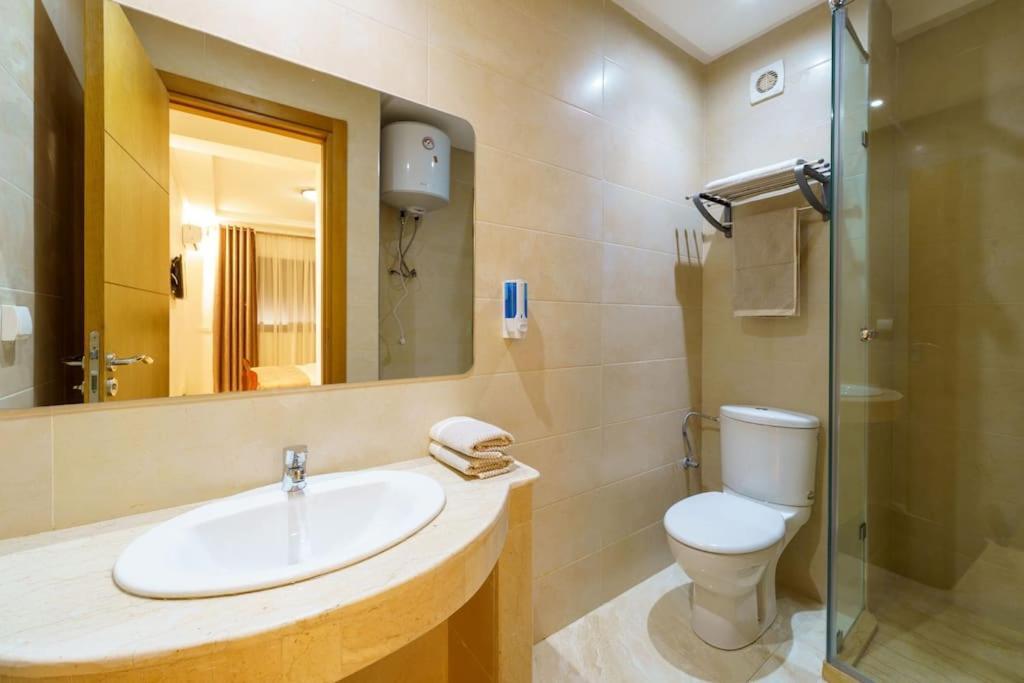 Luxury Cosy 2br Center Secure Parking Wifi Apartment *