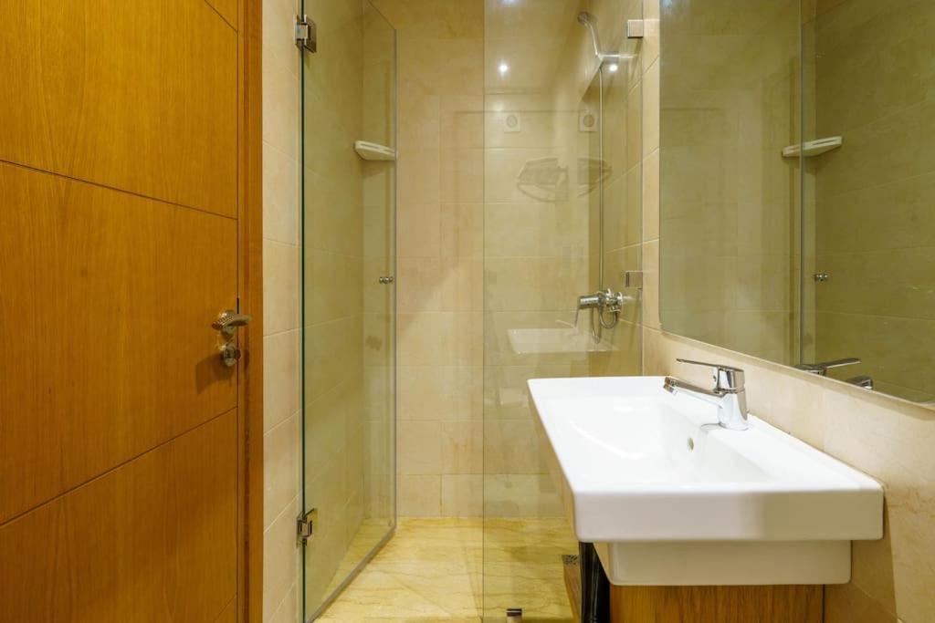 Luxury Cosy 2br Center Secure Parking Wifi Apartment *