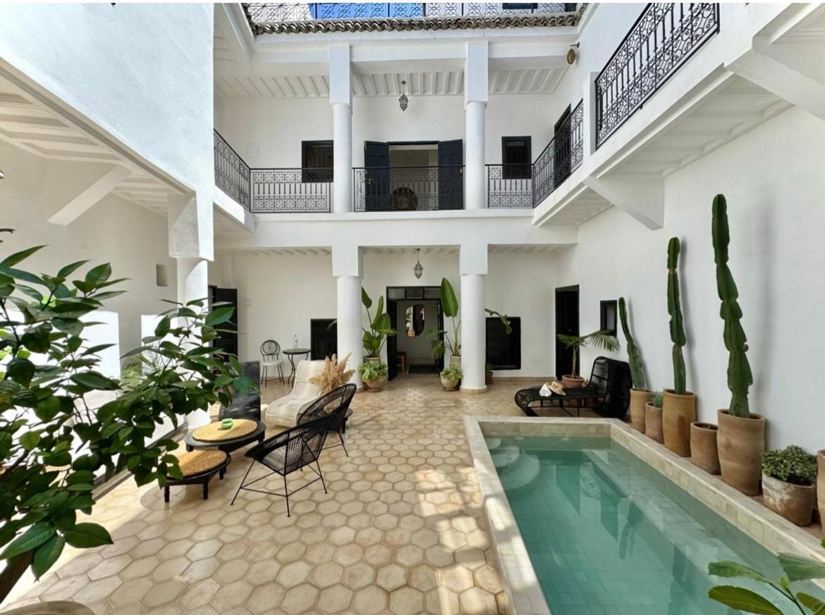 27 & Entierement Privatise Riad