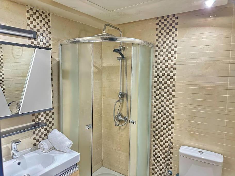 Stylish & Comfy Haven 5 Stars Location Plaza Views Apartment