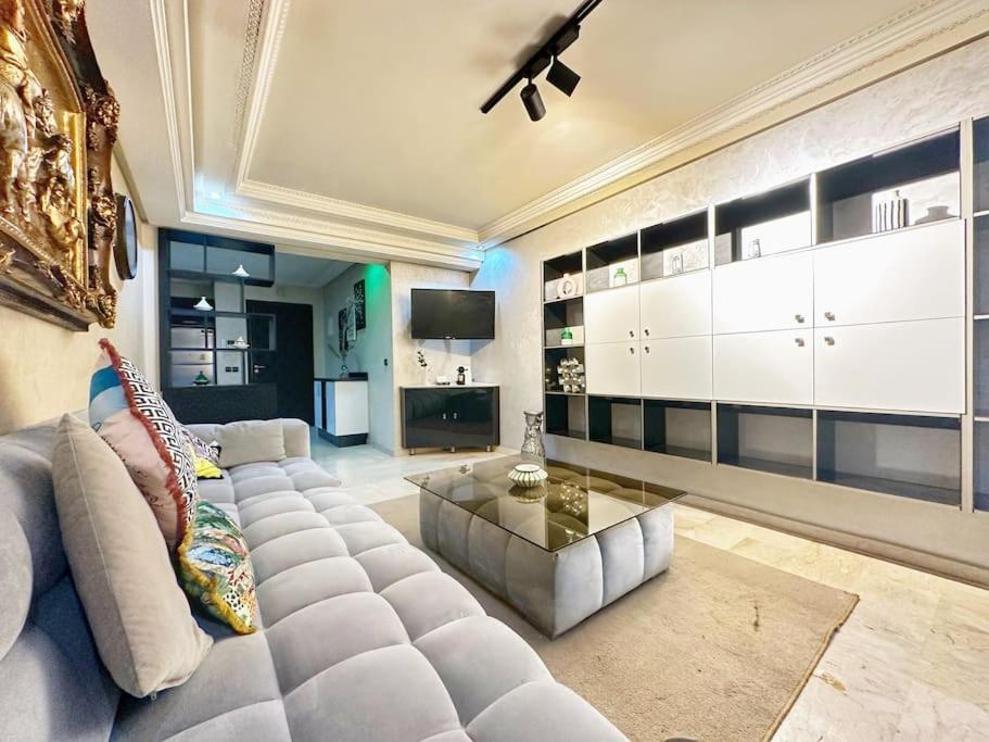Stylish & Comfy Haven 5 Stars Location Plaza Views Apartment