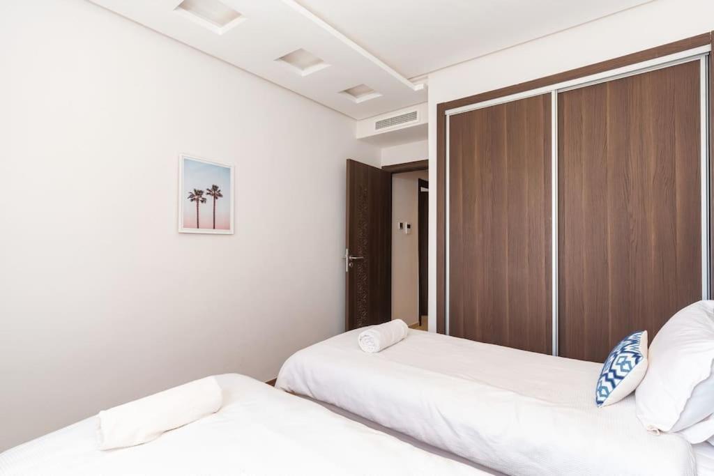 Luxury And Healthy Designed With Pool Apartment