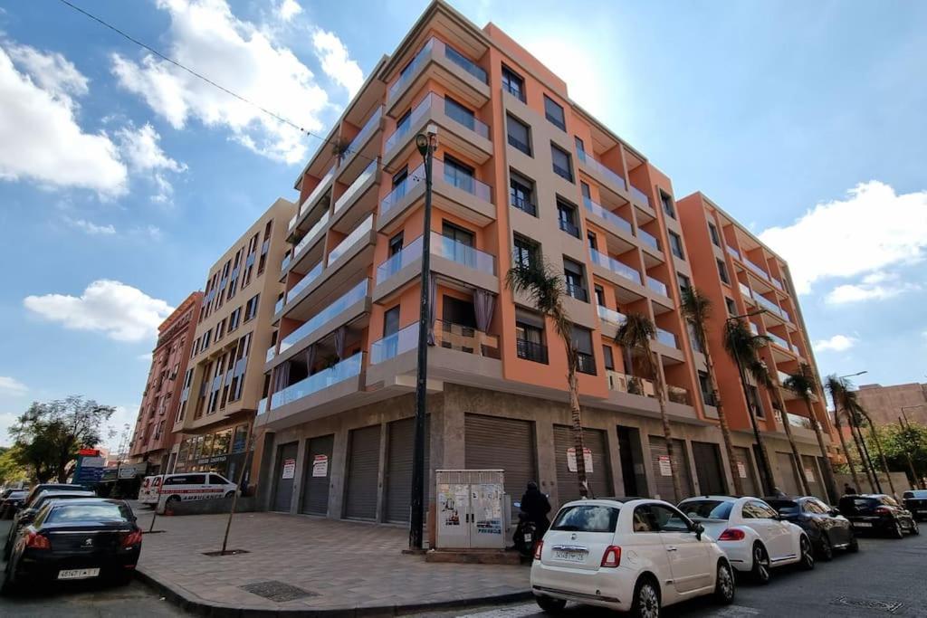Brand New And Stylish Location Apartment *
