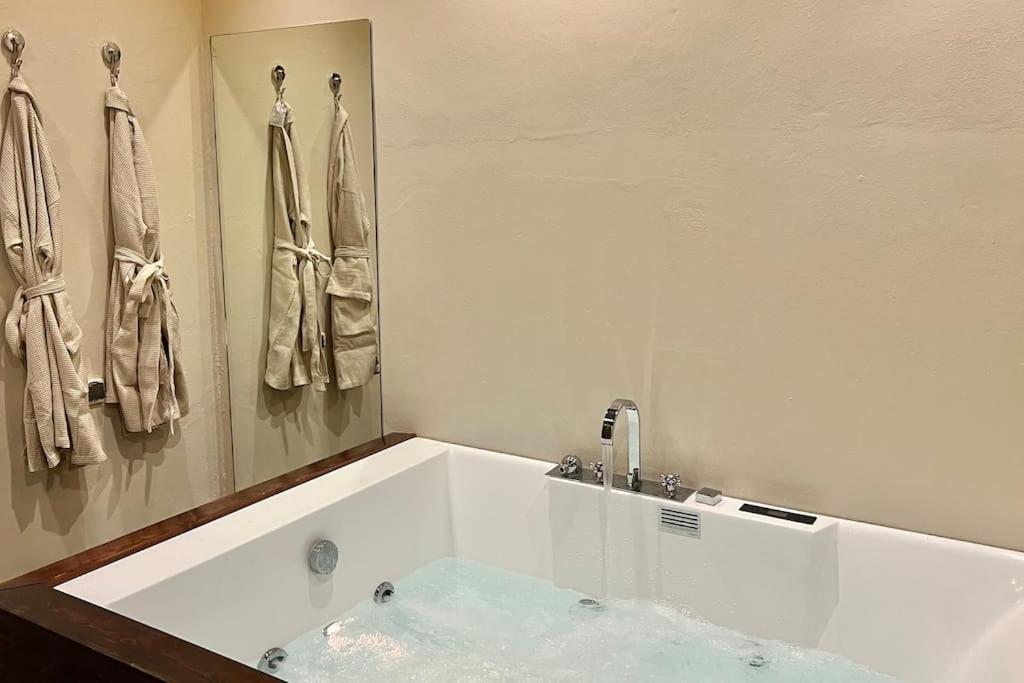 De Luxe Avec Jacuzzi Prive & Terrasse Au Coeur De Marrakech