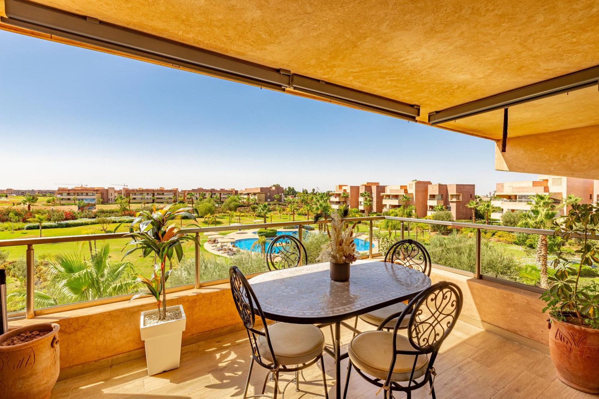 Serene Oasis Pool & Garden View Apartment *