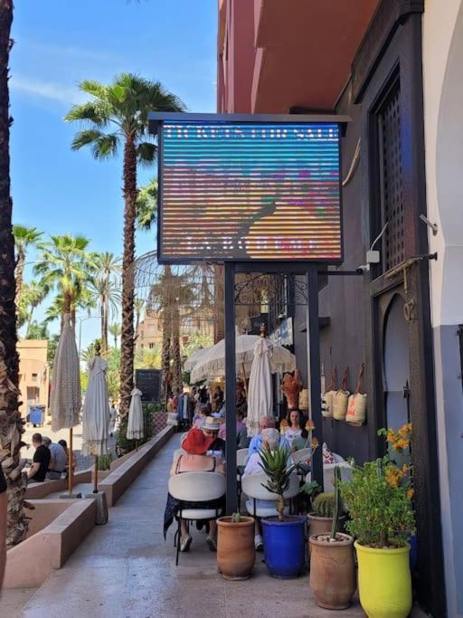 In Der Beruehmten Ysl Street Seulement A 1 Personne Ou Couple Marie Ou Touristes Etrangers