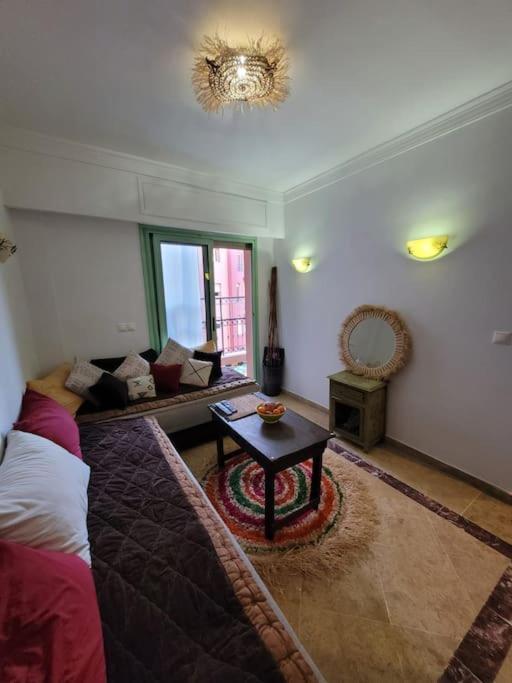 In Der Beruehmten Ysl Street Seulement A 1 Personne Ou Couple Marie Ou Touristes Etrangers Apartment