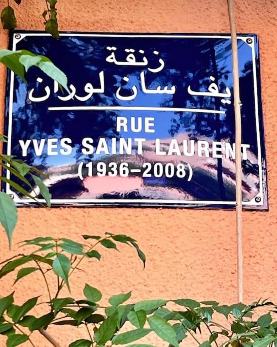 In Der Beruehmten Ysl Street Seulement A 1 Personne Ou Couple Marie Ou Touristes Etrangers * Marrakesh
