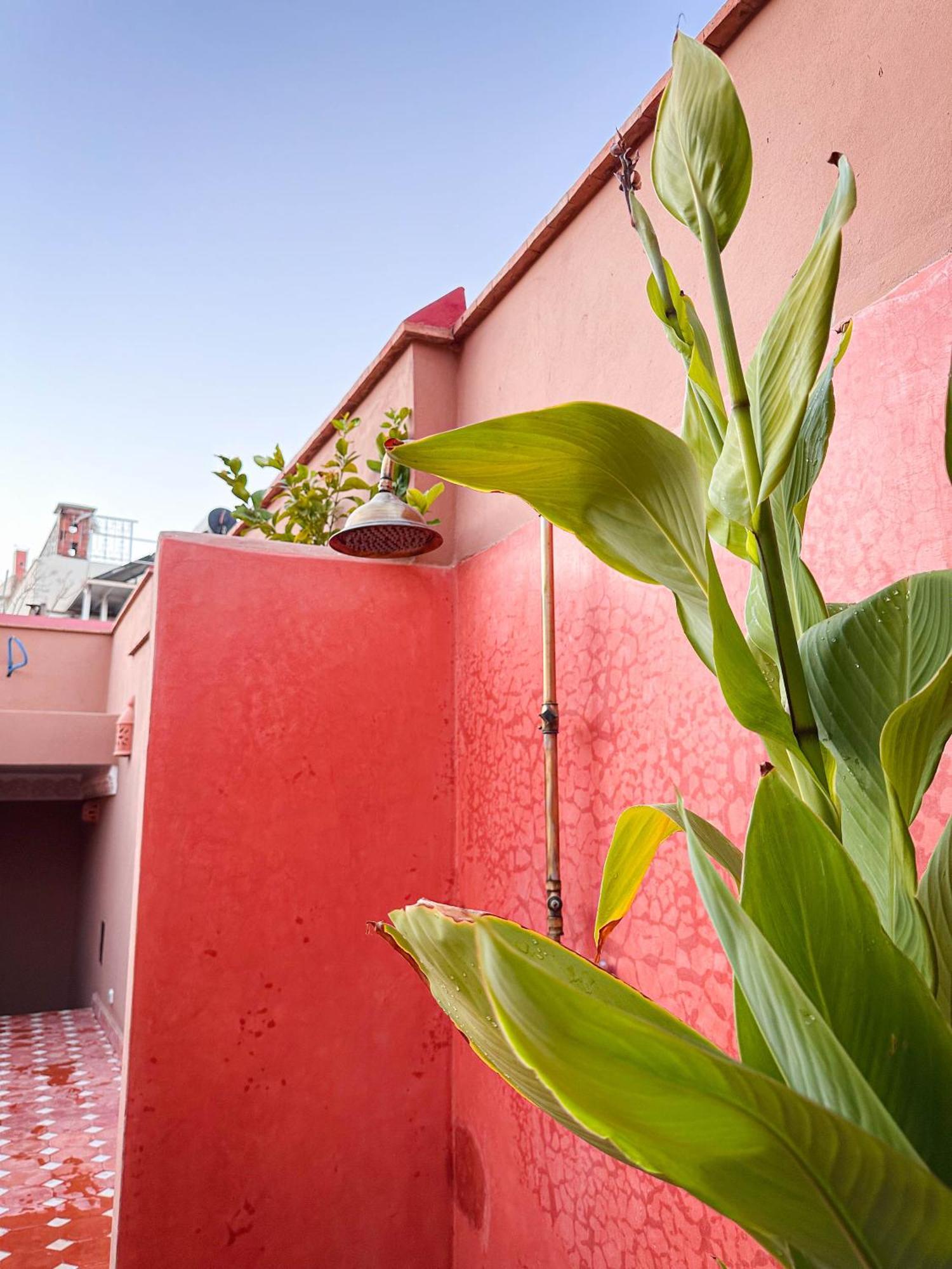 M Azbetz Guest house *