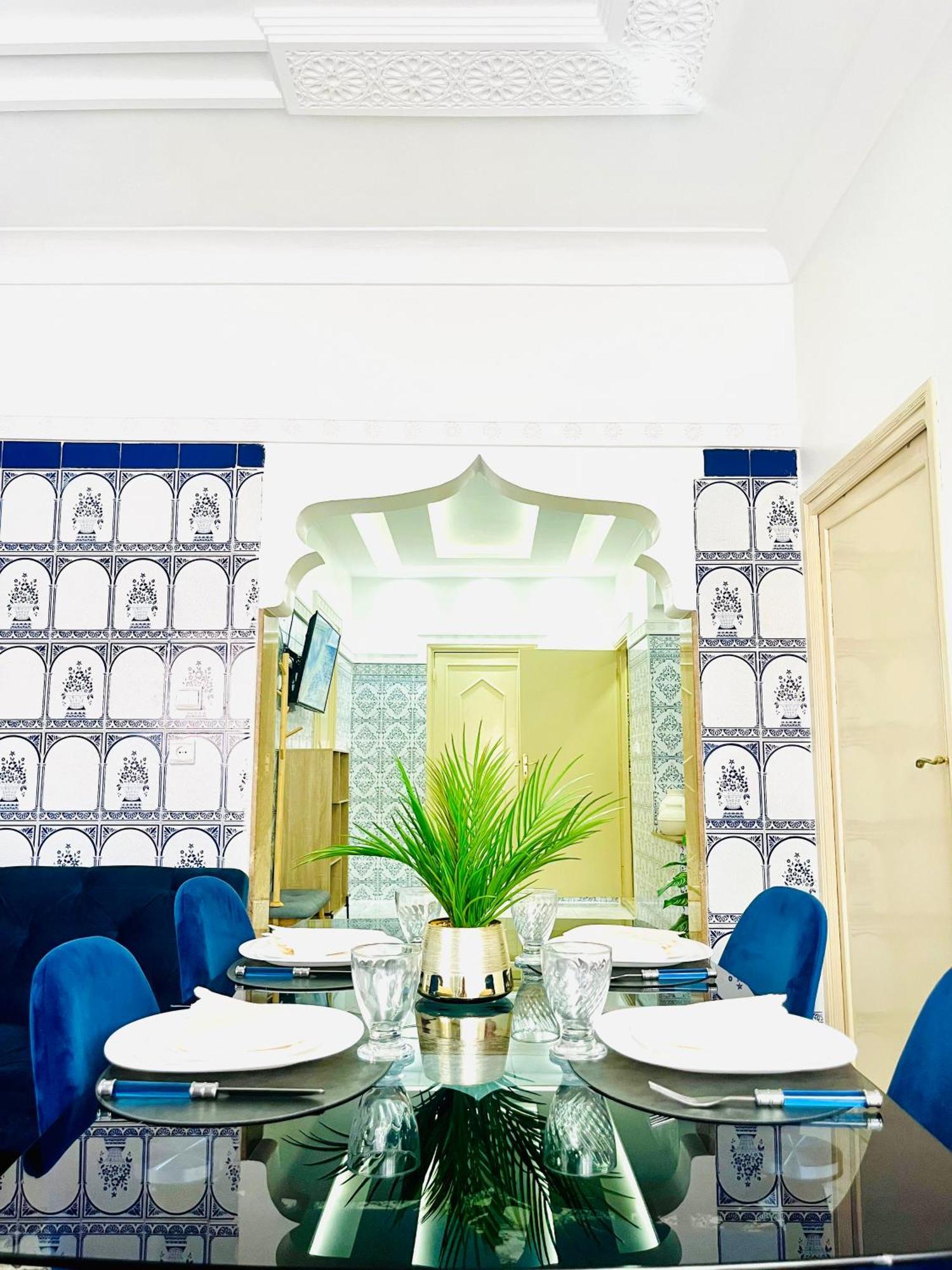 Joli Patio: Rooftop Retreat With Parking Apartment