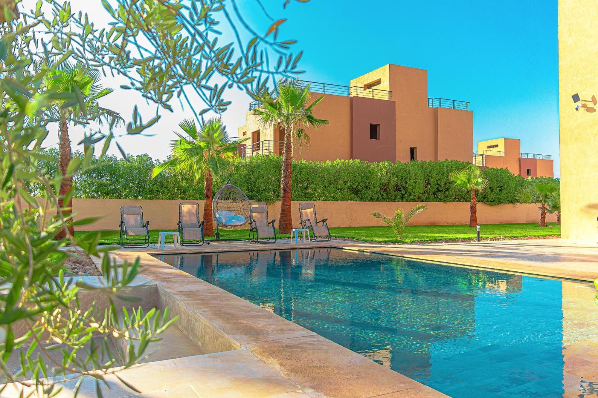 Palm Oasis - Pool - Garden