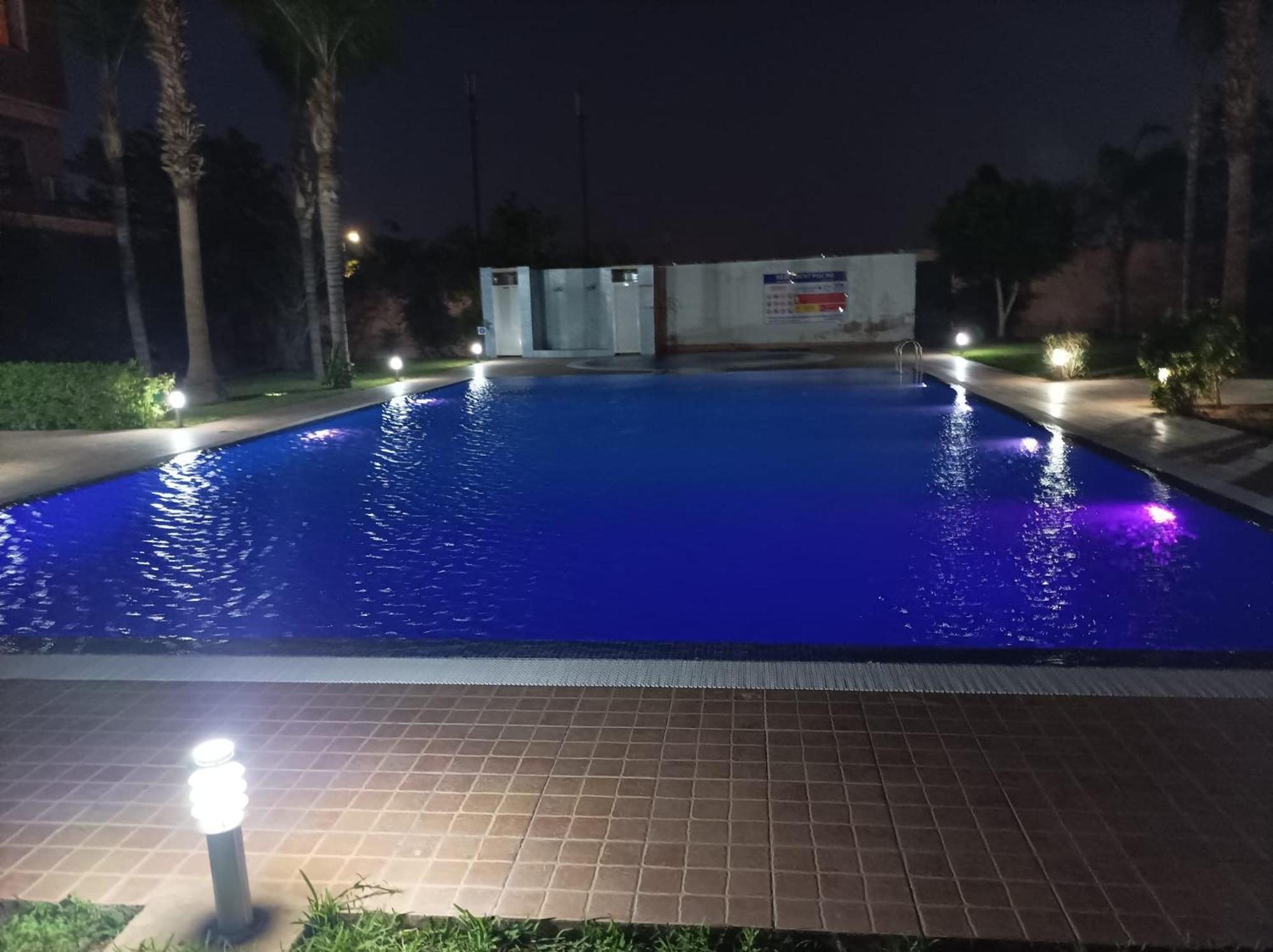 Standing Vu Piscine Apartamento