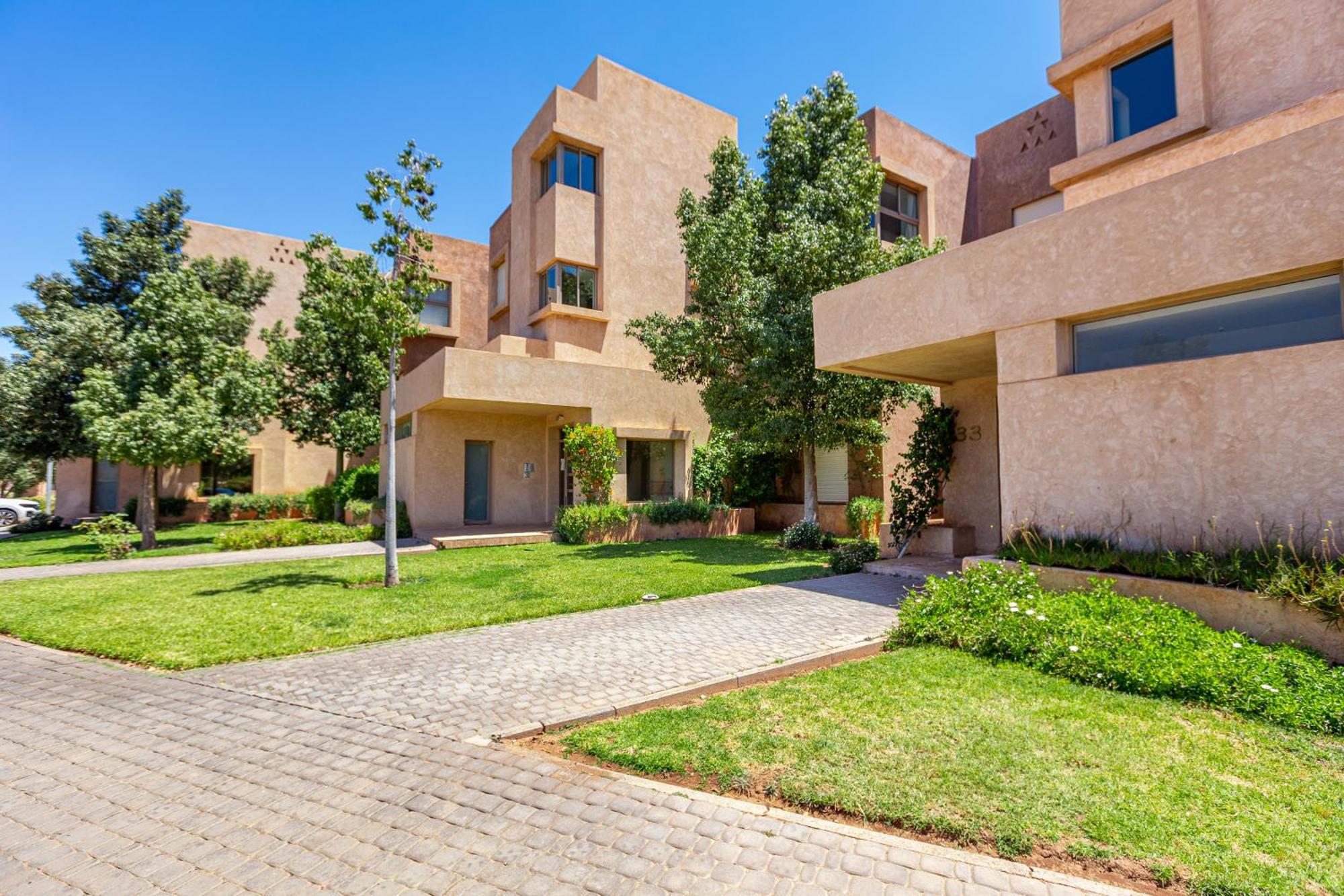 Elevated Elegance A Stylish Golf Atlas Apartment