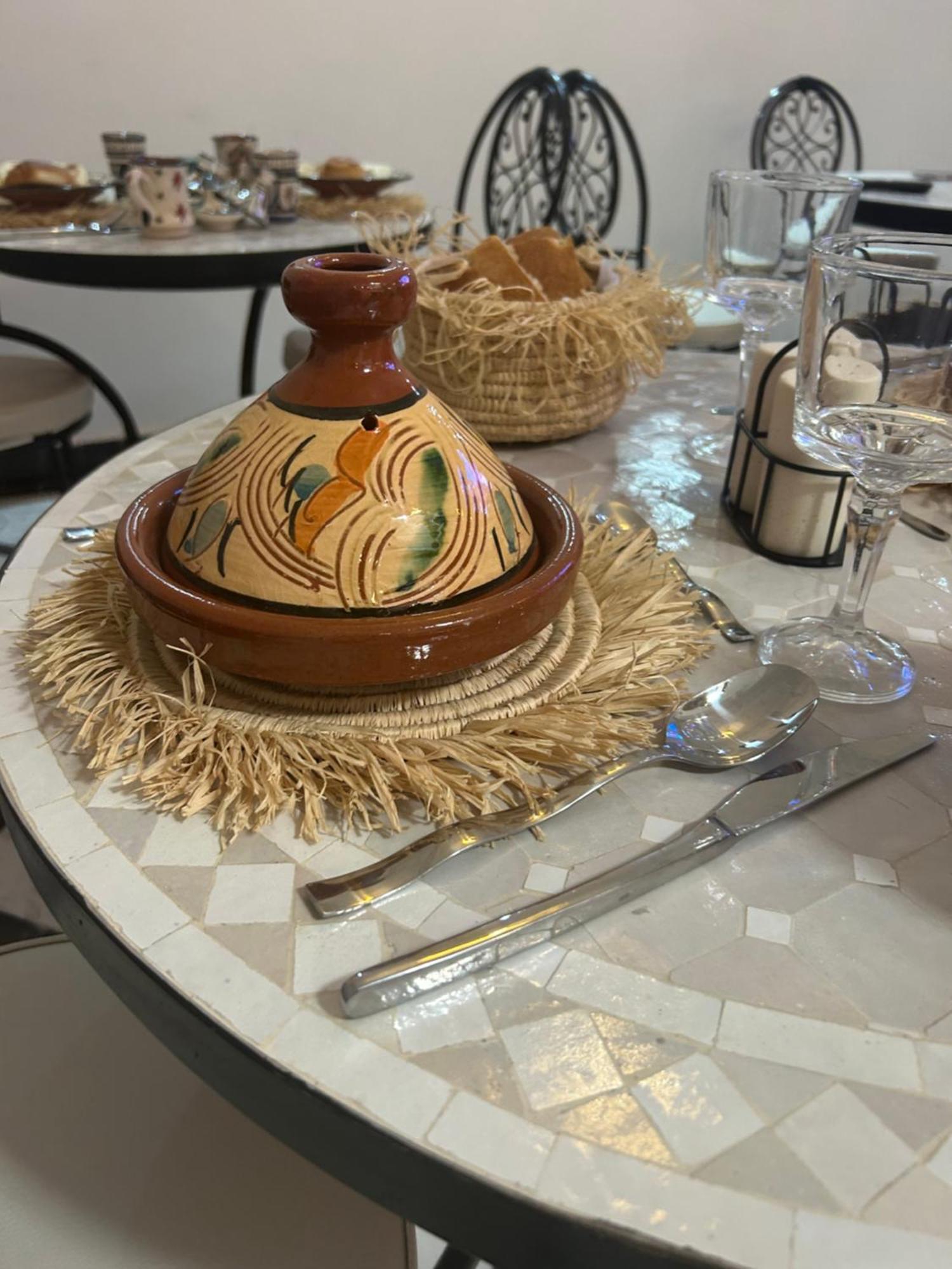 Riad Amazing Amazigh Avec Jacuzzi Petit Dejeuner Compris Avec Aussi Familiales Pres De La Place Jemaa El Fna *